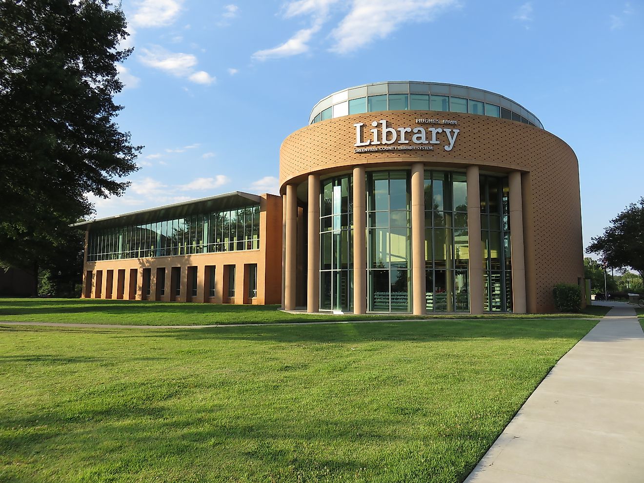 Hughes Main Library in Greenville, South Carolina, a modern glass and brick building. By Antony-22, CC BY-SA 4.0, https://commons.wikimedia.org/w/index.php?curid=61890502
