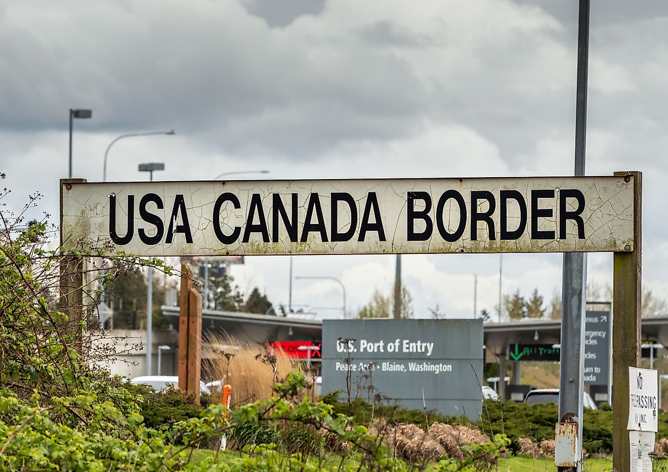 Surrey, British Columbia: BNRR Railway USA Canada border sign. Editorial credit: illuminaphoto / Shutterstock.com