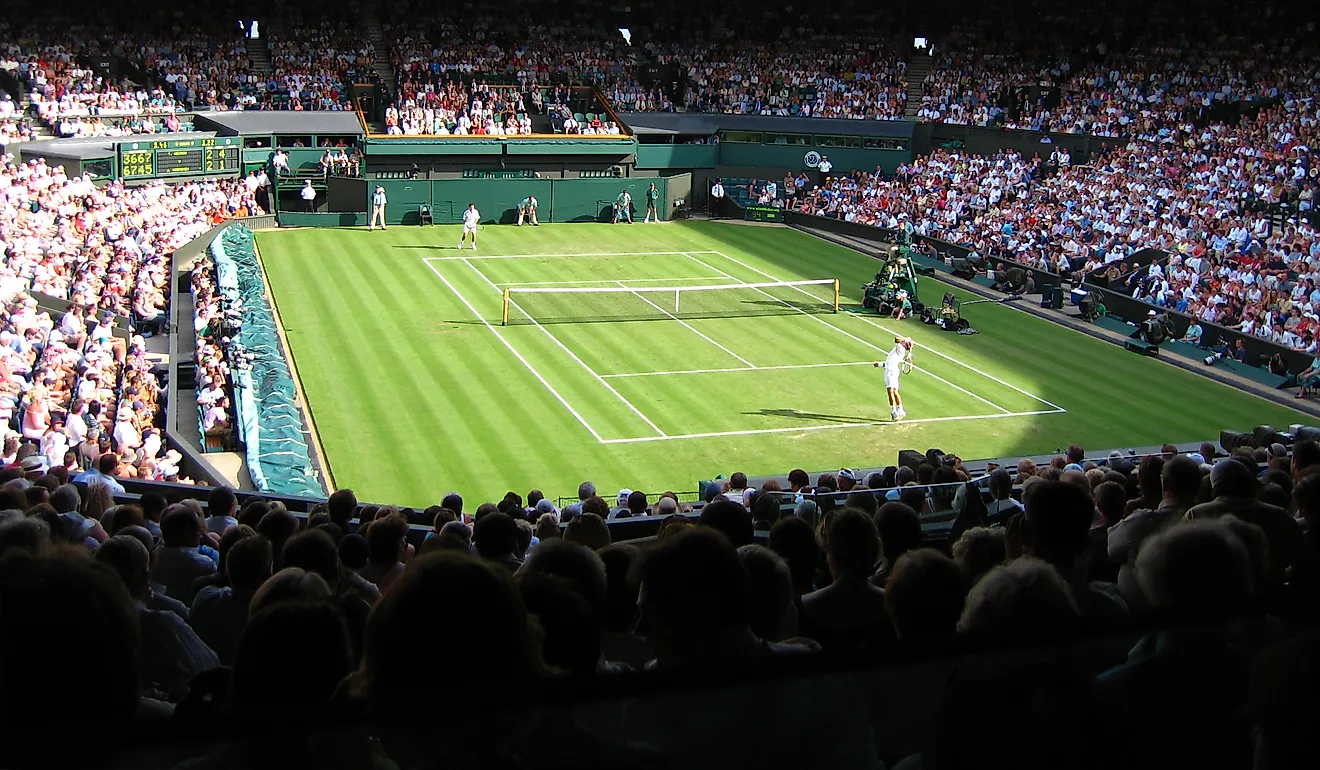 Torneig de Wimbledon. In Wikipedia. https://ca.wikipedia.org/wiki/Torneig_de_Wimbledon By Spiralz from England - 5.46pm ~ Centre Court, CC BY 2.0, https://commons.wikimedia.org/w/index.php?curid=1982514